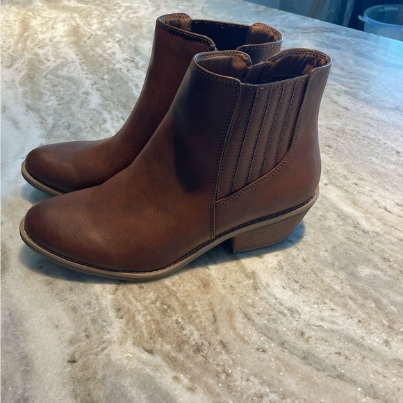 NWOT Euro by Sofft Brown Sz 10 Side Zip Ankle Boots. Extra comfortable! - Picture 2 of 4